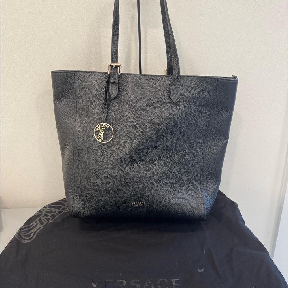 🚨FREE SHIPPING🚨 Versace Collection Black Leather Medusa Tote - Picture 1 of 8